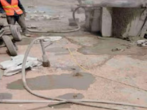 沂源水泥混凝土路面板底注浆技术 路面脱空注浆整治方案